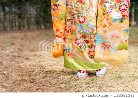 身穿黃色振袖和服的女子在成年禮上的腳。 138591582