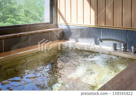 一處令人愉悅的溫泉，蒸氣裊裊升起。 138591822