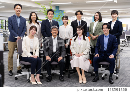 一張商務團隊的合影,大家都在明亮的辦公室裡笑容滿面。 一張商務團隊的合影,大家都在明亮的辦公室裡笑容滿面。 138591866
