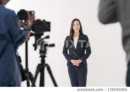 年輕女子在工作室拍照 年輕女子在工作室拍照 138592068