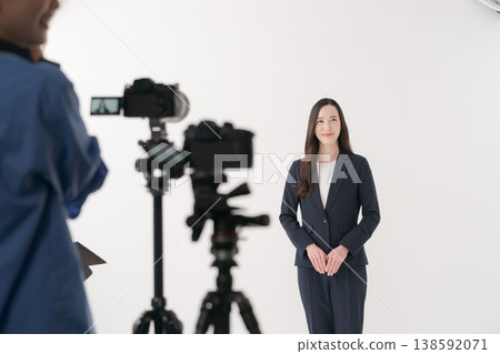 年輕女子在工作室拍照 年輕女子在工作室拍照 138592071