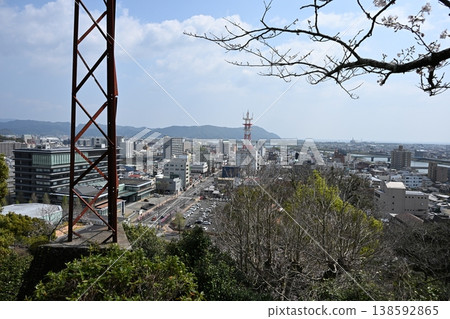 春天從城山眺望延岡市。 春天從城山眺望延岡市。 138592865