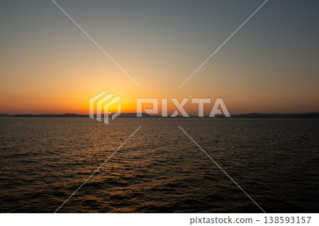 旭日東昇,照耀著大海和地平線:寧靜的清晨景象。 旭日東昇,照耀著大海和地平線:寧靜的清晨景象。 138593157