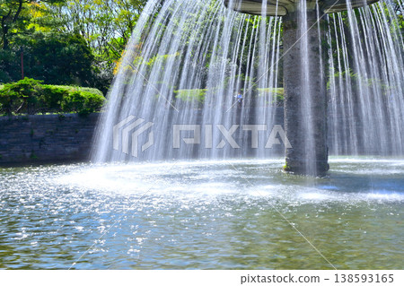 A park with a fountain 138593165