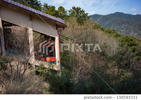 索道停靠在兵庫縣豐岡市城崎溫泉索道站的月台上。 138593331