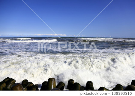 Waves crashing against the tetrapods along the coast and the ocean horizon Waves crashing against the tetrapods along the coast and the ocean horizon 138593510