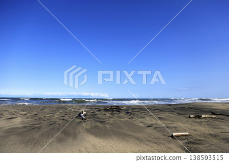 沿海的沙灘,潮水在達到高潮後逐漸退去。 沿海的沙灘,潮水在達到高潮後逐漸退去。 138593515