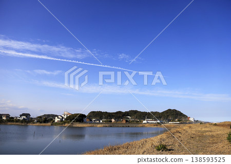 Tidal flats and Taitozaki Cape as seen from near the mouth of the Isumi River, with contrails in the sky. 138593525