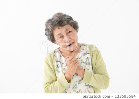 擔心的高級婦女 138593584