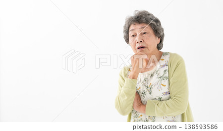 擔心的高級婦女 138593586