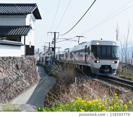 Limited Express Shinano bound for Nagoya, running through Kosaka on the JR Shinonoi Line. Limited Express Shinano bound for Nagoya, running through Kosaka on the JR Shinonoi Line. 138593778