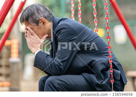 公園裡一位心事重重的商人 138594056