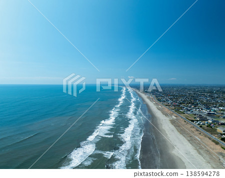 從空中俯瞰庫朱庫里海灘的白色沙灘和洶湧的海浪。 138594278
