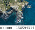 從空中俯瞰峽灣海岸和美麗的大海。 138594314