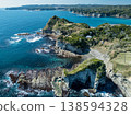 從空中俯瞰峽灣海岸和美麗的大海。 138594328