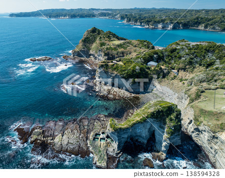 從空中俯瞰峽灣海岸和美麗的大海。 138594328