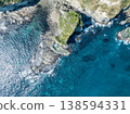從空中俯瞰峽灣海岸和美麗的大海。 138594331