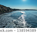 天空凝視著屏布拉和拍打著海岸的白色波浪。 138594389