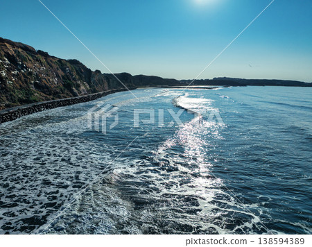 天空凝視著屏布拉和拍打著海岸的白色波浪。 138594389
