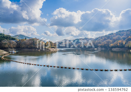 Autumn foliage scenery at Lake Mikawa in Toyota City (Aichi Prefecture) 138594762