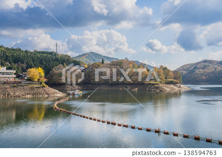 Autumn foliage scenery at Lake Mikawa in Toyota City (Aichi Prefecture) 138594763