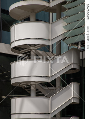 Situated at 1 Lime Street in the City of London, the Lloyd building is a masterpiece of High-Tech design, defined by its celebrated external spiral staircases. These structures utilize semi-circular Situated at 1 Lime Street in the City of London, the Lloyd building is a masterpiece of High-Tech design, defined by its celebrated external spiral staircases. These structures utilize semi-circular 138595295