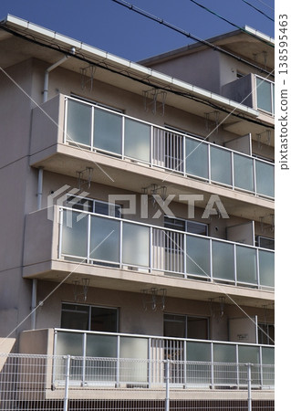 藍天白雲下，一棟新建的空置公寓大樓矗立在那裡。 138595463