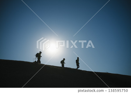 一個人沿著堤防公路奔跑,迎著暮色。 一個人沿著堤防公路奔跑,迎著暮色。 138595750