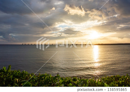 夕陽西下,映照著大海和橋樑的景色。 夕陽西下,映照著大海和橋樑的景色。 138595865