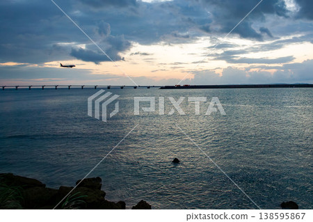 一架飛機降落在海的另一邊 一架飛機降落在海的另一邊 138595867