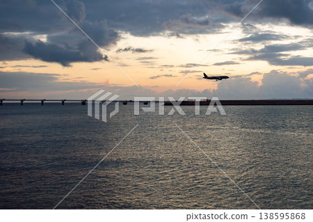 飛機降落在那霸機場 飛機降落在那霸機場 138595868