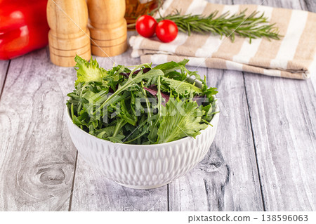 Fresh green ruccola salad leaves 138596063