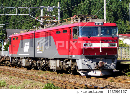 JR貨運EH500型電力機車停靠在JR江之島線大島東別站。 138596167