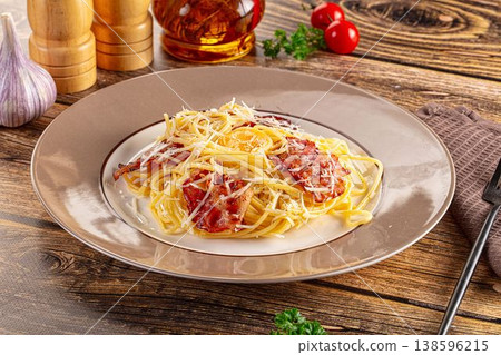 Italian classic spaghetti carbonara with bacon and egg 138596215