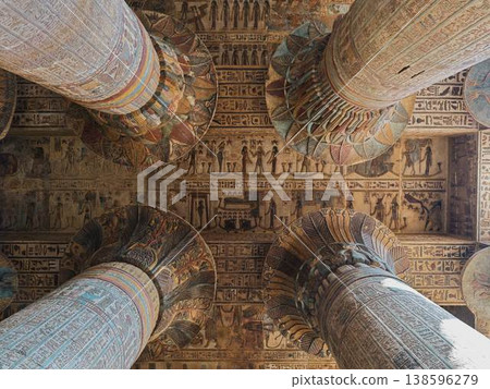 仰望克努姆神殿（埃斯納神殿）的圓頂裝飾和彩繪柱頭－埃及埃斯納 138596279