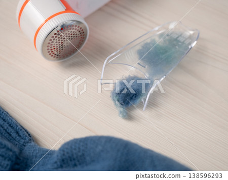 Cleaning the lint remover. Consumption is sustainable. 138596293