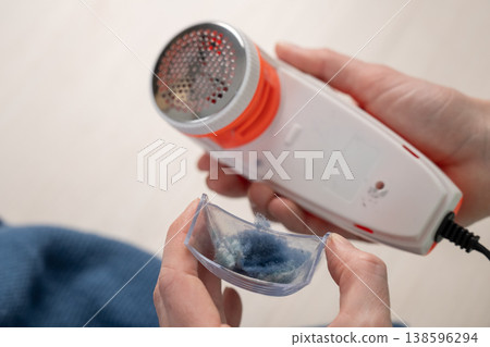 Cleaning the lint remover. Consumption is sustainable. 138596294