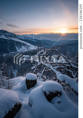 雪山日出冬日奇景 冰雪覆盖的宁静山脉 雪山日出冬日奇景 冰雪覆盖的宁静山脉 138596295