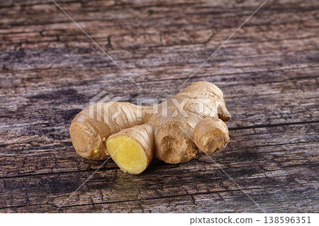 Raw fresh aroma ginger root Raw fresh aroma ginger root 138596351