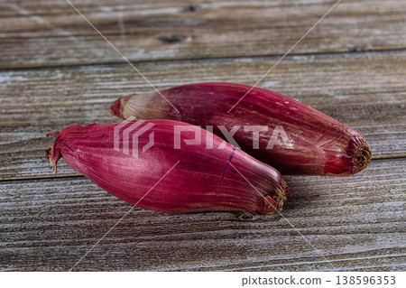 Raw purple ripe shallot onion Raw purple ripe shallot onion 138596353