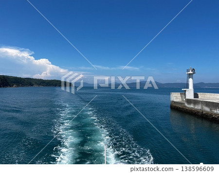 夏日大海的景色令人心曠神怡,一座白色的燈塔矗立在那裡,一艘船緩緩駛過。 夏日大海的景色令人心曠神怡,一座白色的燈塔矗立在那裡,一艘船緩緩駛過。 138596609