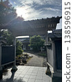 日本神社和鳥居，以及沐浴在陽光下的神社入口。 138596915