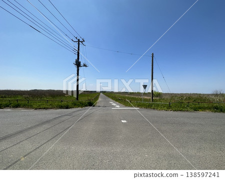 一條筆直的道路在藍天下延伸。 一條筆直的道路在藍天下延伸。 138597241