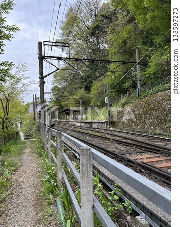 鐵路穿過山區和鬱鬱蔥蔥的綠色景觀。 鐵路穿過山區和鬱鬱蔥蔥的綠色景觀。 138597273