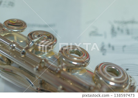 長笛樂器詳情:樂譜與音樂教育圖片 長笛樂器詳情:樂譜與音樂教育圖片 138597473