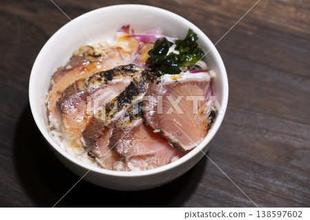 Image of a seared yellowtail rice bowl (seafood rice bowl) 138597602