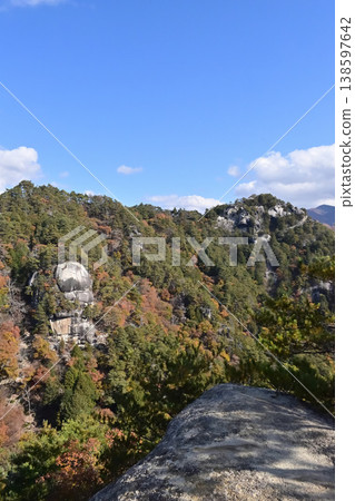從山梨縣白砂山眺望羅漢寺山(彌三郎岳) 從山梨縣白砂山眺望羅漢寺山(彌三郎岳) 138597642
