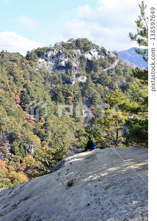 從山梨縣白砂山眺望羅漢寺山（彌三郎岳） 138597649
