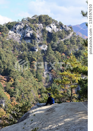 從山梨縣白砂山眺望羅漢寺山(彌三郎岳) 從山梨縣白砂山眺望羅漢寺山(彌三郎岳) 138597650