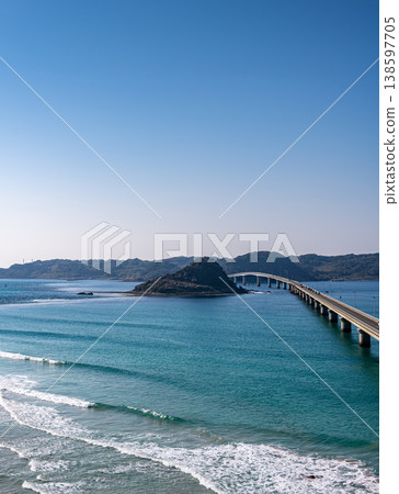 以角島大橋和蔚藍大海為背景的海景。 以角島大橋和蔚藍大海為背景的海景。 138597705